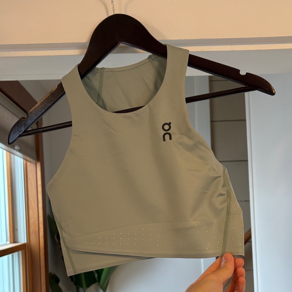 NWT XS on cloud race crop
